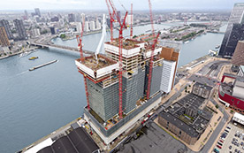 Die drei Türme des 150 m hohen Hochhaus­ensembles De Rotterdam stehen dicht beieinander und erfahren auf halber Höhe einen Versatz der Geschoße.